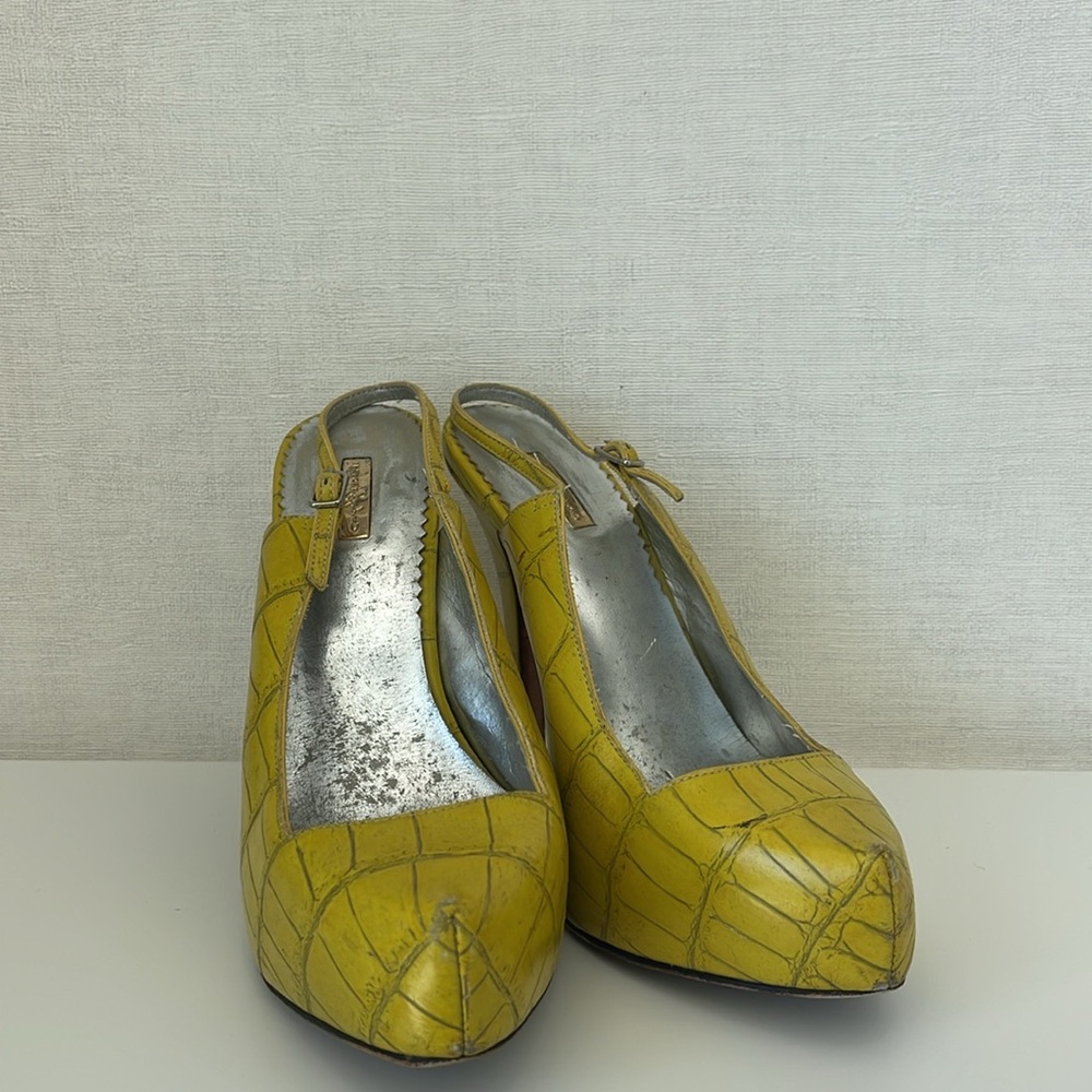 Report Signature Yellow Heels